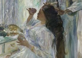شارلوت كورانث أمام منضدة الزينة