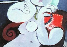 إمرأة عارية جالسة على كرسي أحمر
