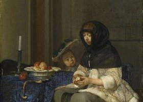 إمرأة تقشر تفاحة